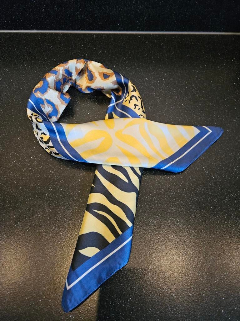 Sjaal met Dierenprint - Blauw, Geel, wit Nieuw!, Kleding | Dames, Mutsen, Sjaals en Handschoenen, Ophalen of Verzenden, Nieuw