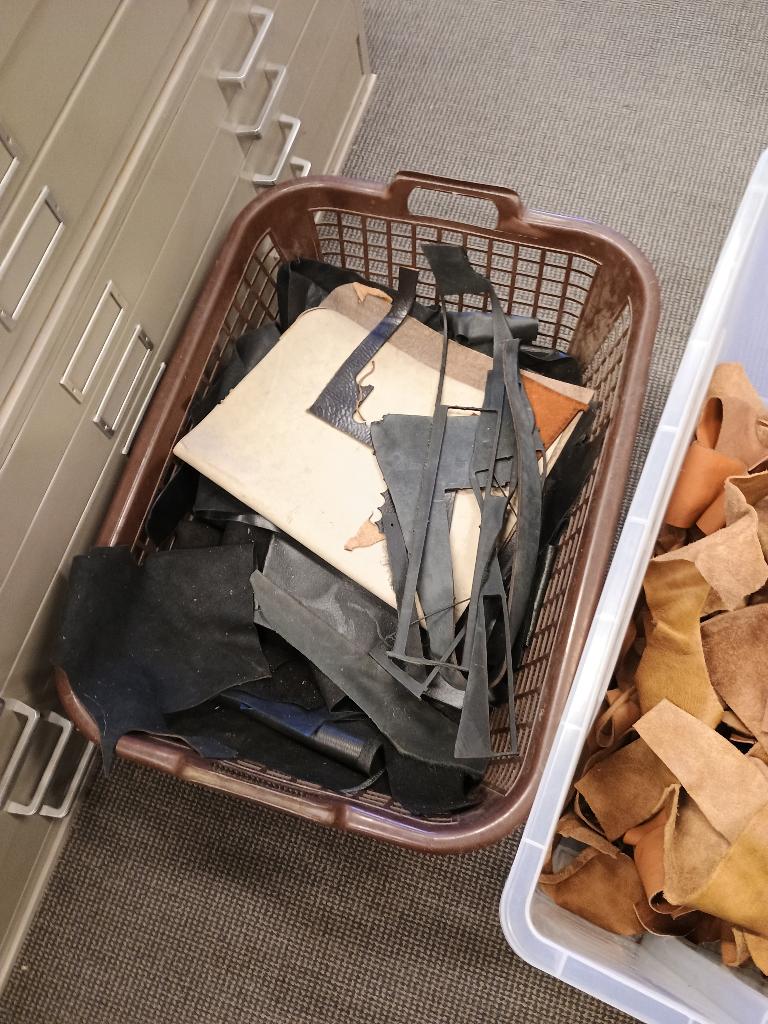 restanten LEER, Hobby en Vrije tijd, Stoffen en Lappen, Ophalen, Bruin, Leer of Kunstleer, Nieuw