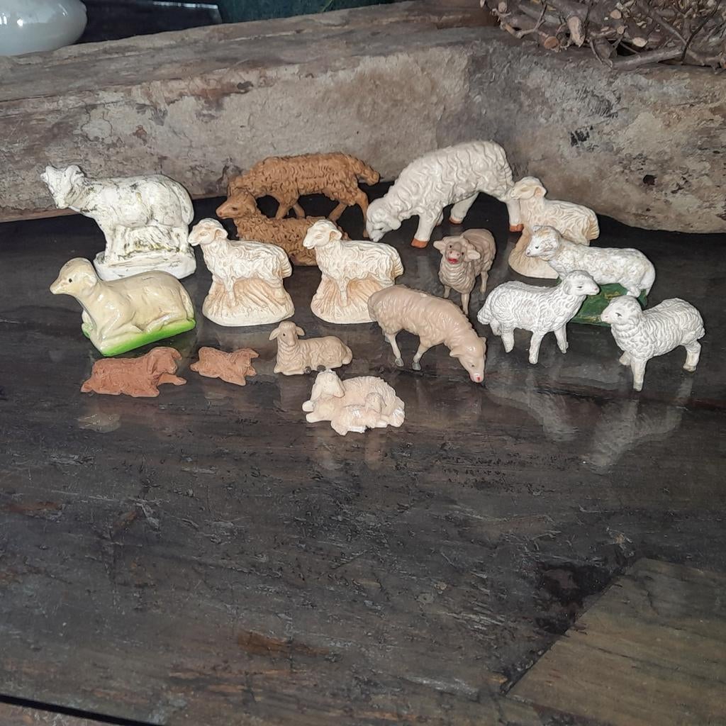 17 oude schapen beeldjes voor kerststal, Diversen, Kerst, Ophalen of Verzenden, Gebruikt
