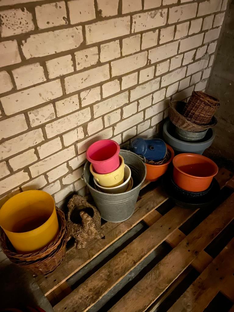 Verschillende bloempotten en manden, Tuin en Terras, Bloempotten, Kunststof, Gebruikt, Rond, Binnen