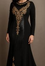 Elegante Zwarte Jurk met Gouden Borduurwerk en Franjes, Maat 38/40 (M), Zwart, Nieuw, Ophalen of Verzenden