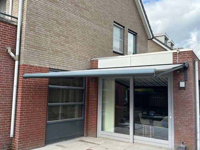 Zonwering electrisch bediend knikarmscherm, Tuin en Terras, Zonneschermen, Ophalen, Gebruikt, Elektrisch, 250 cm tot 450 cm