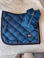 Equestrian Stockholm setje blauw met rose, Dieren en Toebehoren, Paarden en Pony's | Dekens en Dekjes, Dressuurdekje, Equestrian Stockholm