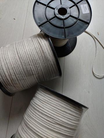 macramé beschikbaar voor biedingen