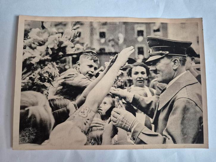 Foto Hitler te midden van kinderen in Eger, 1938, Verzamelen, Militaria | Tweede Wereldoorlog, Landmacht, Duitsland, Ophalen of Verzenden