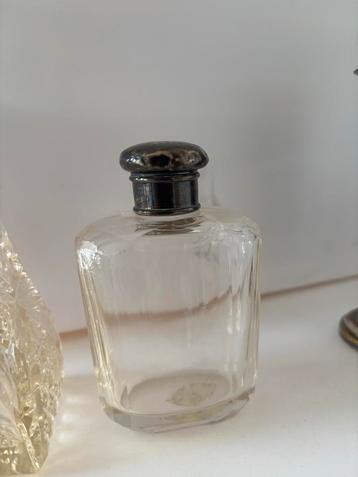 Antiek Parfumflesje met Zilveren Dop beschikbaar voor biedingen