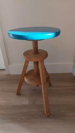 Houten schroef krukje met blauw zitvlak, Gebruikt, Blauw, Vintage, Ophalen of Verzenden