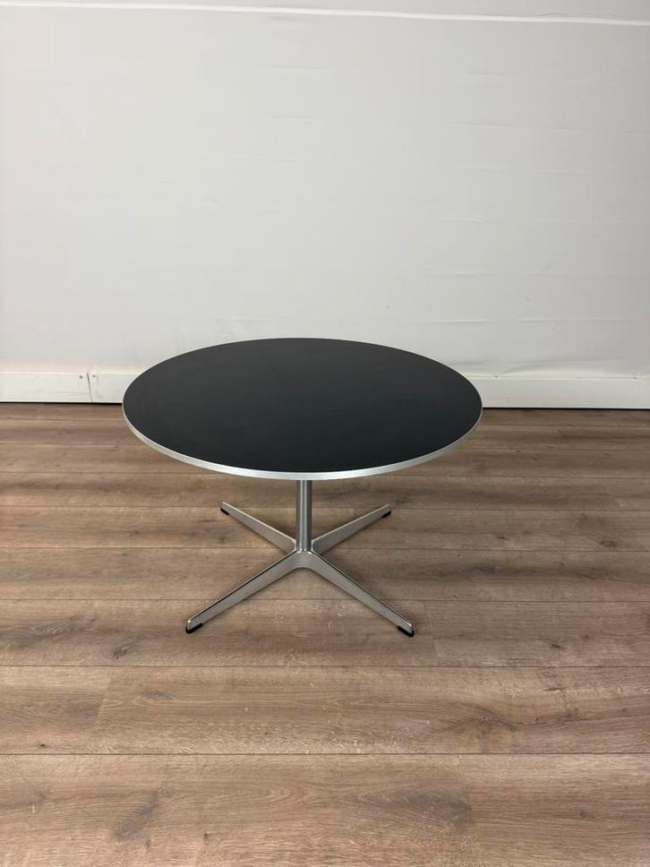Fritz Hansen salonttafel, Huis en Inrichting, Tafels | Bijzettafels, Zo goed als nieuw, Rond, 60 cm of meer, 75 cm of meer, Metaal of Aluminium