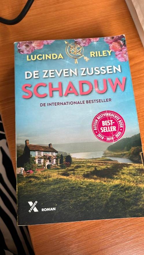 Lucinda Riley - Schaduw, Boeken, Literatuur, Zo goed als nieuw, Nederland, Ophalen of Verzenden