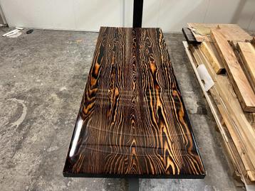 Showroomuitverkoop! Epoxy tafel - verbrand hout beschikbaar voor biedingen