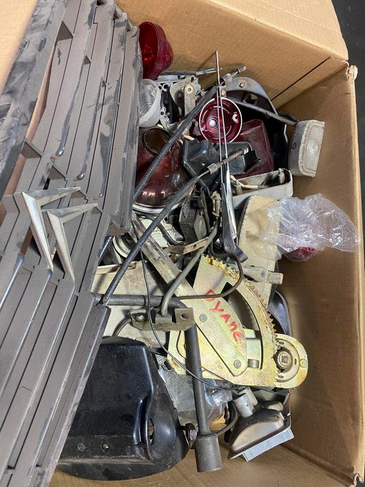 Te koop Doos vol 2CV en Acadiane onderdelen, Auto-onderdelen, Overige Auto-onderdelen, Gebruikt, Ophalen of Verzenden