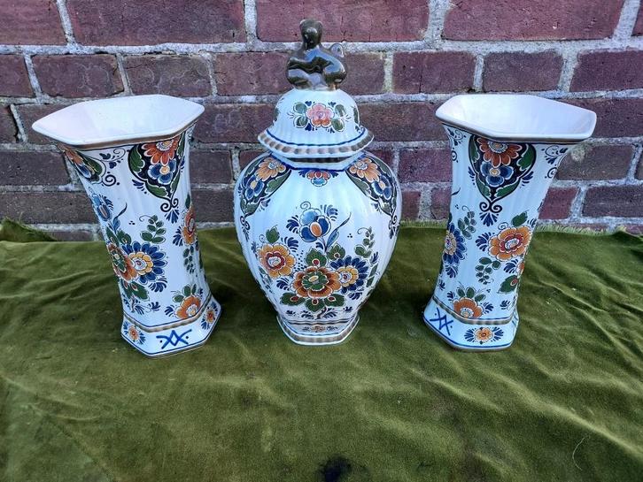 3-delig Delfts kaststel met poy, polychroom gebloemd decor., Antiek en Kunst, Antiek | Vazen, Verzenden