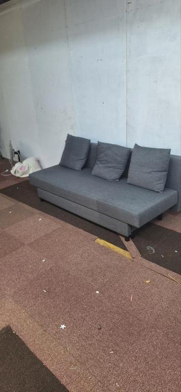 Grijze Slaapbank - Comfortabel en Praktisch beschikbaar voor biedingen
