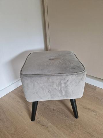 Grijs krukje beschikbaar voor biedingen