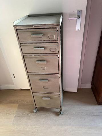 Metalen ladenkast beschikbaar voor biedingen