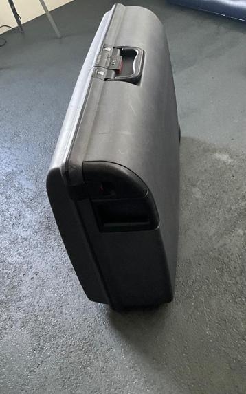 Mooie CARLTON Koffer met handgreep, wielen en slot. beschikbaar voor biedingen