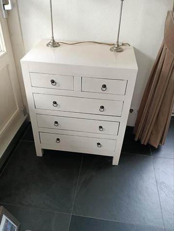 Wit geschilderd antiek kastje beschikbaar voor biedingen