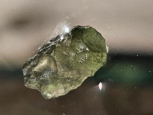 Mooi donkere moldaviet 0,41 gram, Verzamelen, Mineralen en Fossielen, Mineraal, Ophalen of Verzenden