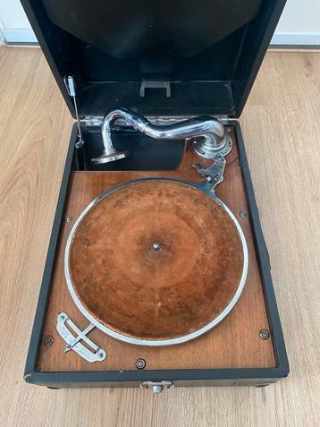 Antieke grammofoon met thorens elektrische motor beschikbaar voor biedingen