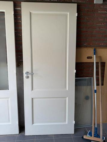 2 houten paneeldeuren en 1 gladde opdekdeur beschikbaar voor biedingen