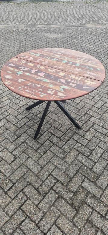 Kleurrijke eettafel met stoelen