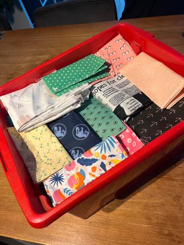 Box met diverse restanten stoffen beschikbaar voor biedingen