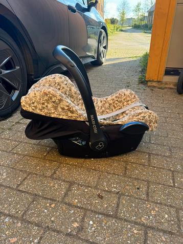 Maxi cosi + familyfix + leuke dino hoes! beschikbaar voor biedingen