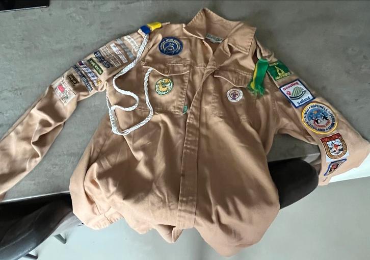 Scouting blouse met badges en accessoires maat 176, Verzamelen, Scouting, Zo goed als nieuw, Kleding, Ophalen of Verzenden