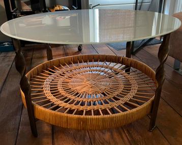 Vintage salontafel glas smeedijzer lectuurmand van riet. beschikbaar voor biedingen