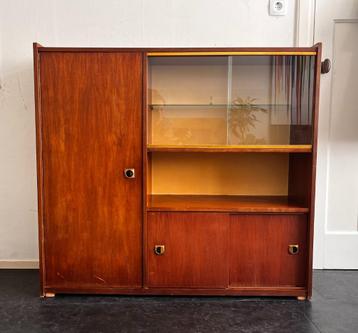 Vintage kastje beschikbaar voor biedingen