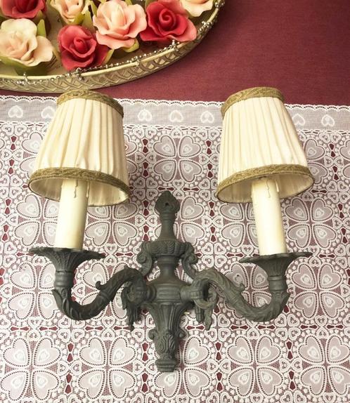 2 Arms barok wandlamp antiek kandelaar - lampenkapjes creme, Huis en Inrichting, Lampen | Wandlampen, Metaal, Stof, Overige materialen