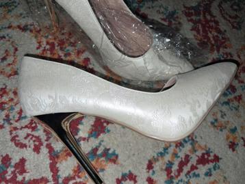 witte naaldhakken pumps  beschikbaar voor biedingen