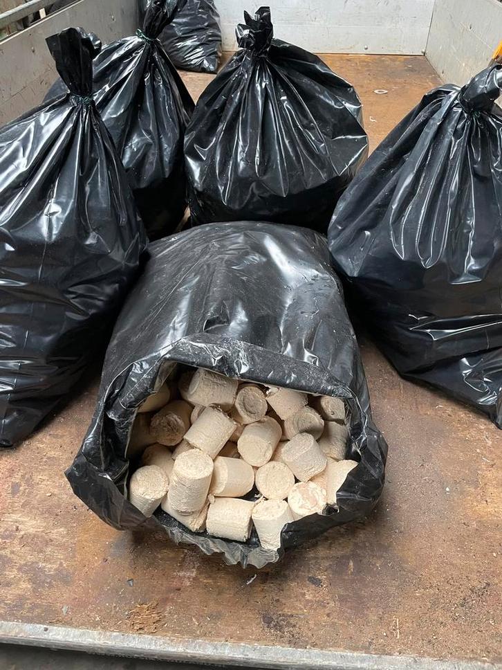 Houtbriketten haardhout brandhout openhaardhout stookhout, Tuin en Terras, Haardhout, Overige houtsoorten, Minder dan 3 m³, Ophalen