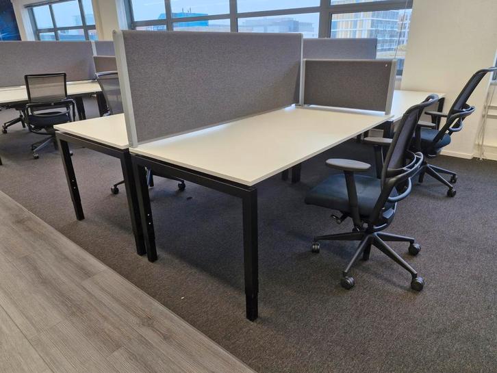 Te koop bureaus / werkplekken ( wit of eiken blad ) 25x, Zakelijke goederen, Kantoor en Winkelinrichting | Kantoormeubilair en Inrichting
