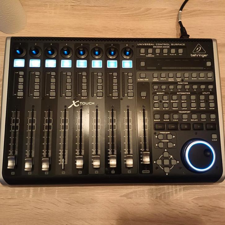 Behringer X-Touch Universal Control Surface, Muziek en Instrumenten, Mengpanelen, Zo goed als nieuw, Minder dan 5 kanalen, Microfooningang