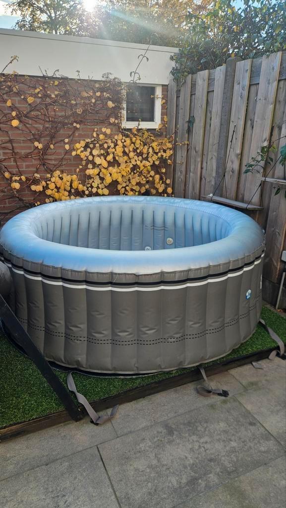 Opblaasbare bubbelbad/jacuzzi Netspa Montana, Tuin en Terras, Bubbelbaden en Hottubs, Gebruikt, Opblaasbaar, Afdekzeil, Grondzeil