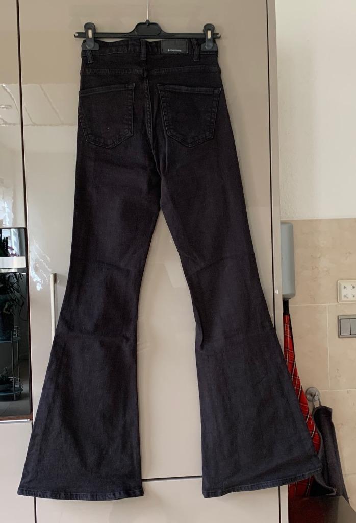 Zwarte Stradivarius spijkerbroek, maat 34, Kleding | Dames, Spijkerbroeken en Jeans, Zo goed als nieuw, W27 (confectie 34) of kleiner