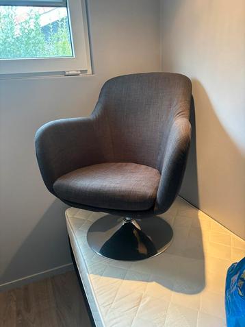 Grijze Kuipstoel - stijlvol en comfortabel beschikbaar voor biedingen