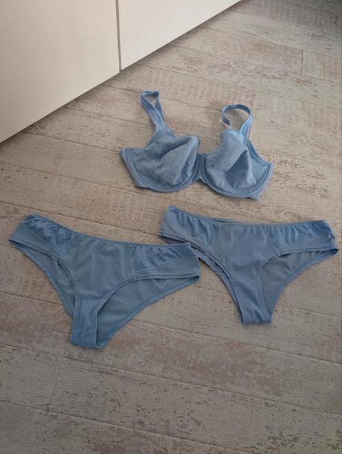 Hunkemöller setje licht blauw. E 80  Broekjes L., Kleding | Dames, Ondergoed en Lingerie, Setje, Blauw, Ophalen of Verzenden