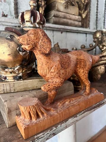 Uitgesneden Houten hond vintage decoratief beschikbaar voor biedingen