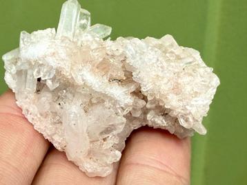 Lemurisch kristal cluster mineralen beschikbaar voor biedingen