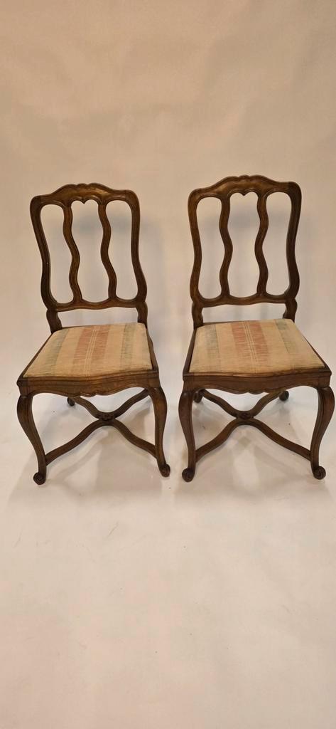 Twee klassieke stoelen met stoffen zitting 30 euro per stuk., Antiek en Kunst, Antiek | Meubels | Stoelen en Banken, Ophalen