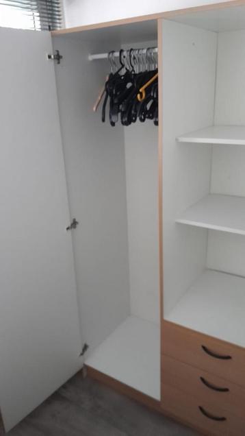Kledingkast met lades en hanggedeelte