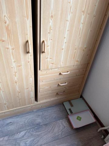 Te geef – Grote houten kledingkast (gratis op te halen) beschikbaar voor biedingen