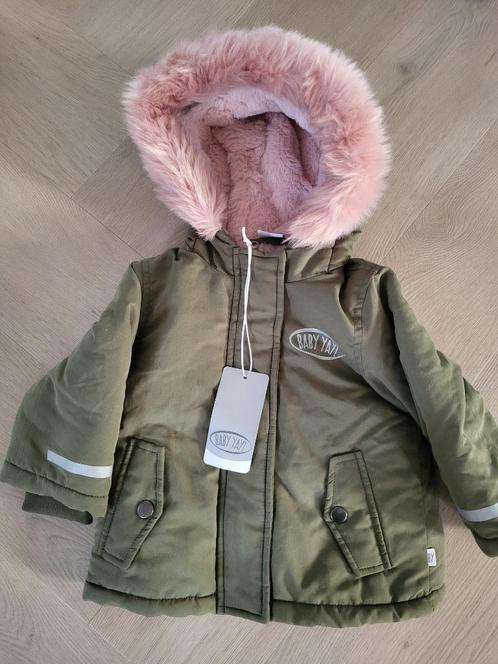 Nieuw winterjasje met muts met nep bontkraag maat 86, Kinderen en Baby's, Babykleding | Maat 86, Nieuw, Meisje, Jasje, Ophalen of Verzenden