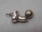 Zilveren  vintage bedel schoen met voetbal nr.818, Overige merken, Verzenden, Zo goed als nieuw, 1 bedel