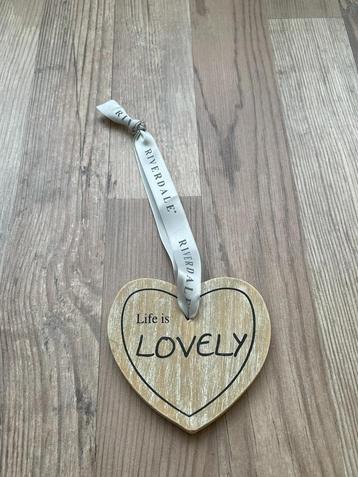 Riverdale hangend hart, Life is Lovely, hout beschikbaar voor biedingen