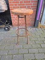 Houten barkruk met metalen frame, Huis en Inrichting, Barkrukken, Gebruikt, Met voetsteun, Ophalen of Verzenden, Onbekend