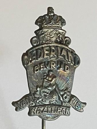 Nederland Bevrijd van Nazitirannie - oude speld - 1945, Verzamelen, Militaria | Tweede Wereldoorlog, Overige soorten, Embleem of Badge