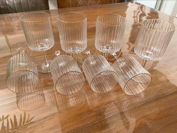 8 Wijnglazen met gouden randje beschikbaar voor biedingen